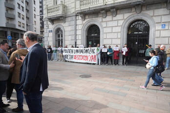 Protesta policial ante el Ayuntamiento de Santurtzi el día del pleno de investidura de la jeltzale Itziar Carrocera.