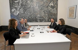 Un momento de la reunión entre EH Bildu y PSN en el Ayuntamiento de Iruñea.