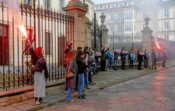 Integrantes de LAB, ante el Parlamento de Gasteiz para llamar a la huelga del 17-M.