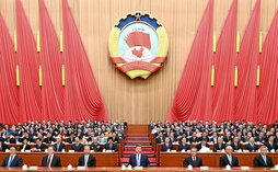 Xi Jinping (c) y líderes como Li Qiang, Zhao Leji, Cai Qi, Ding Xuexiang, Li Xi y Han Zheng, en la reunión del Legislativo.