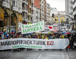 Manifestación en Gasteiz contra los macroproyectos de renovables.