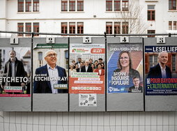 Aurkezturiko zerrenden eta hautagaien kartelak Baionan.