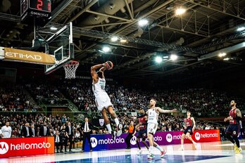 Los horrores defensivos del Baskonia hicieron jugar con demasiada facilidad a Dubai.