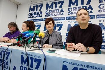 Mitxel Lakuntza, ELA sindikatuko Idazkari Nagusia (eskuinean), gainontzeko sindikatu deitzaileekin emandako prentsaurrekoan.