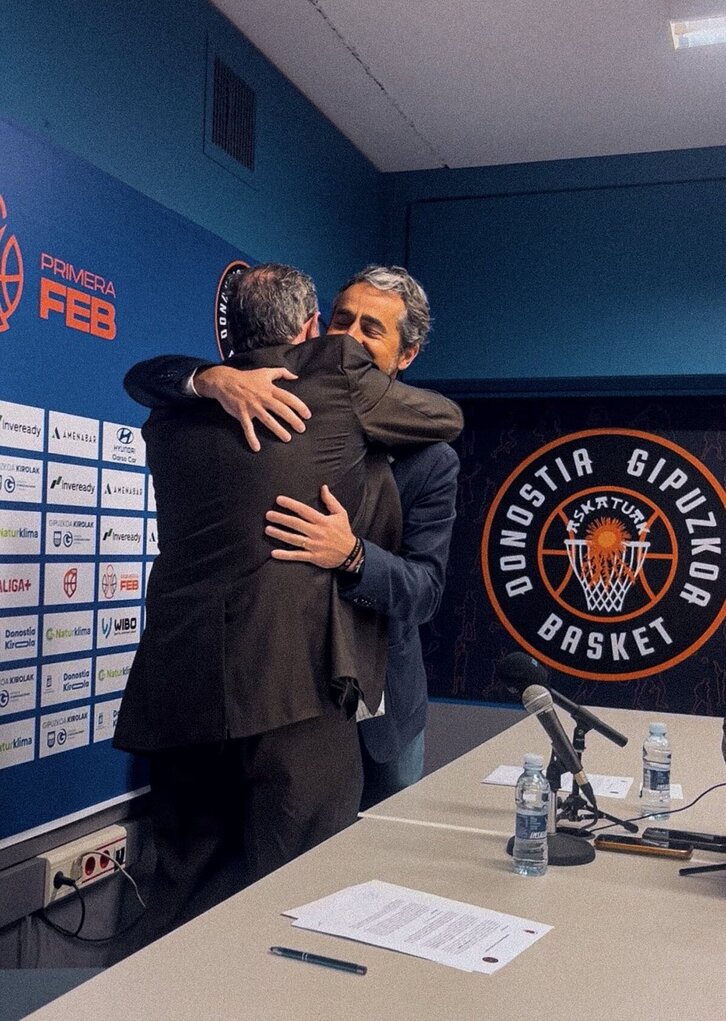 Significativo abrazo para sellar el acuerdo de fusión entre Natxo Núñez e Iñaki Almandoz.