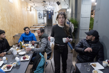 Samira Calvo reparte café a las personas que Negu Gorriak acoge en los meses de mayor frío.