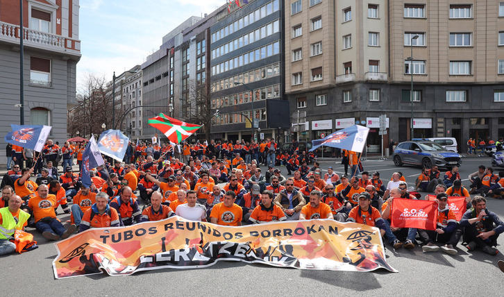 Sentada de los trabajadores de Tubos Reunidos contrarios al acuerdo, este mediodía en Bilbo.