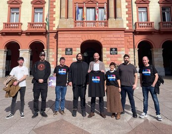 Uni Encounter 2026 topaketaren aurkezpena, Eibarko udaletxe atarian. 