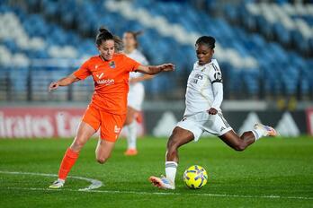 Apari intenta evitar el centro de Caicedo en la visita de la Real al Real Madrid en la Liga F.