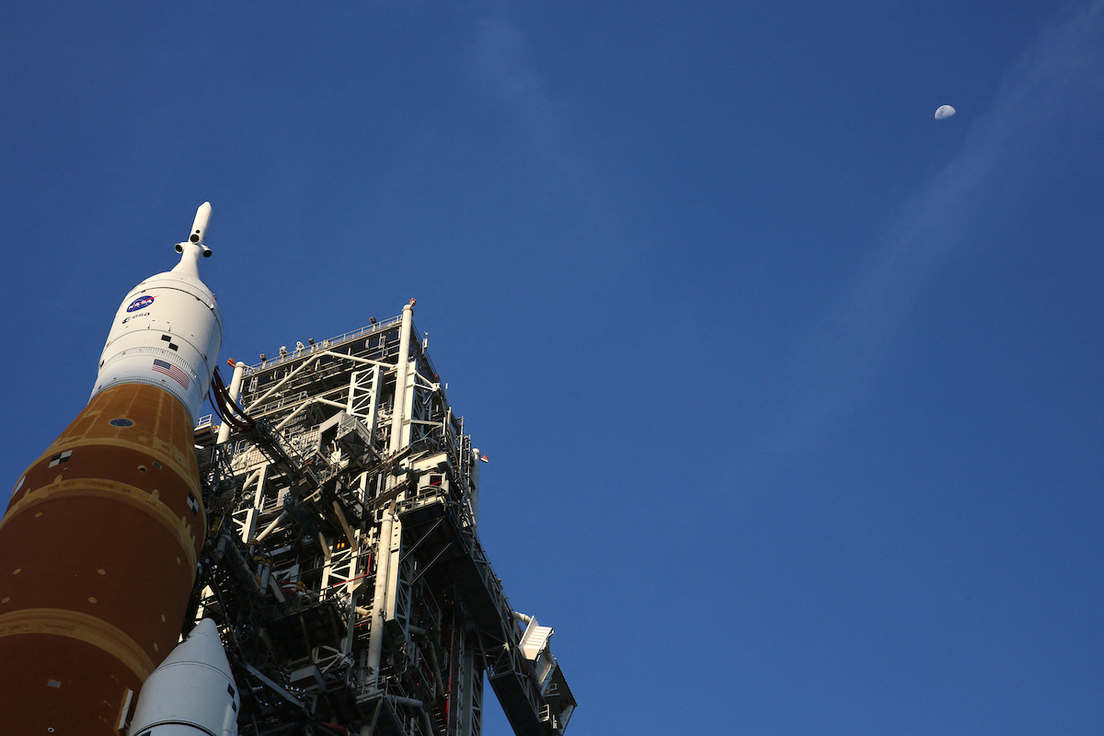 La nave Artemis II sobre el cohete Orion apunta hacia la Luna.