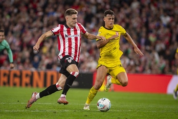 Robert Navarro con el balón en una acción contra el Girona en San Mamés.