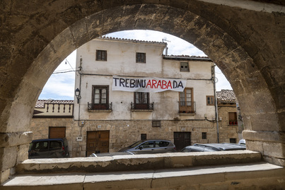 Una pancarta en Trebiñu reivindica la integración del enclave en Araba. 