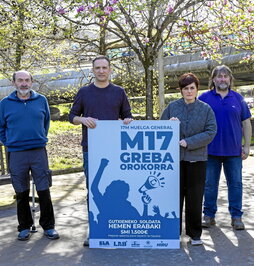 Responsables de los sindicatos convocantes, con el cartel de la huelga del 17M.