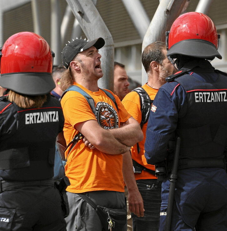 Trabajadores de Tubos Reunidos, en la protesta fuera del Palacio Euskalduna.