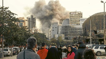 Habitantes de Bachoura y desplazados contemplan impotentes el bombardeo de su barrio, en el centro de Beirut, el pasado jueves.