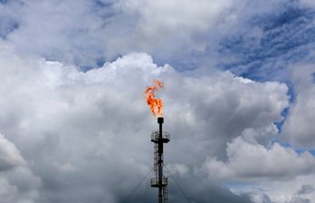 La liberación récord de reservas de petróleo no ha impedido que sigan subiendo los precios.