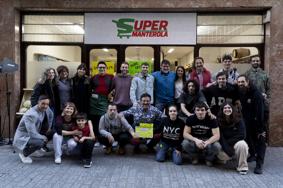 Telesaileko lantaldea, azken filmaketa egunean, Azpeitian. Telesaileko lantaldea, azken filmaketa egunean, Azpeitian.