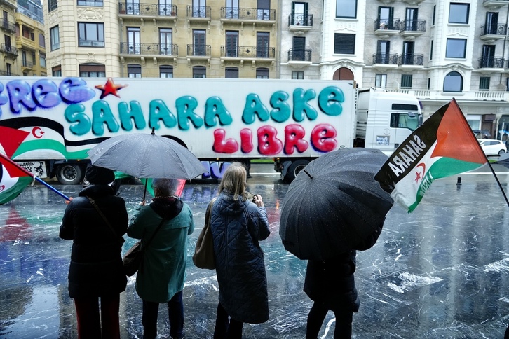 Saharara bidean doan konboiaren agurra, Donostiako Zurriolan.