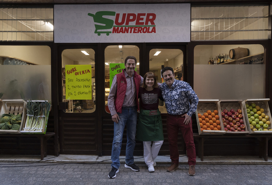 Hiru protagonista nagusiak, dendaren atarian. Hiru protagonista nagusiak, dendaren atarian.