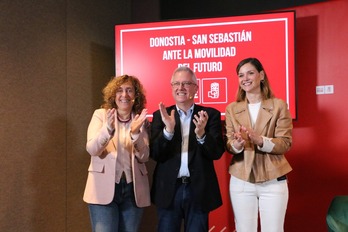 Chueca, Asensio y Oyarbide en el acto de Donostia.