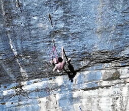 Erwan Legrandek Bouxeko “Le bombé bleu”-ren lehen igoera egin du.