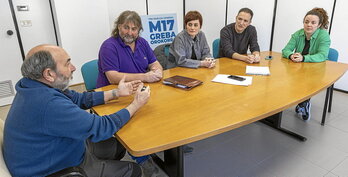 De izquierda a derecha, Patxi Agirre (Hiru), Unzalu Salterain (Etxalde), Garbiñe Aranburu (LAB), Mitxel Lakuntza (ELA) e Itxaso Piquer (Steilas).