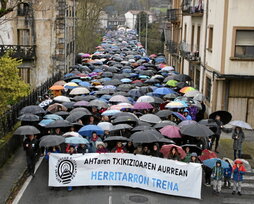 Jendetza bildu zen atzo Altsasun AHTaren aurka.