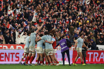Los jugadores franceses celebran su victoria sobre Inglaterra y un nuevo título del Seis Naciones.