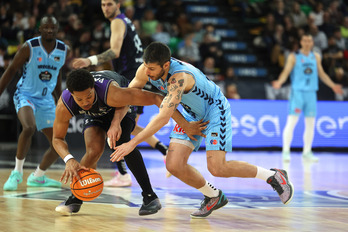 Pantzar pelea un balón en una escena que refleja lo disputado del partido.