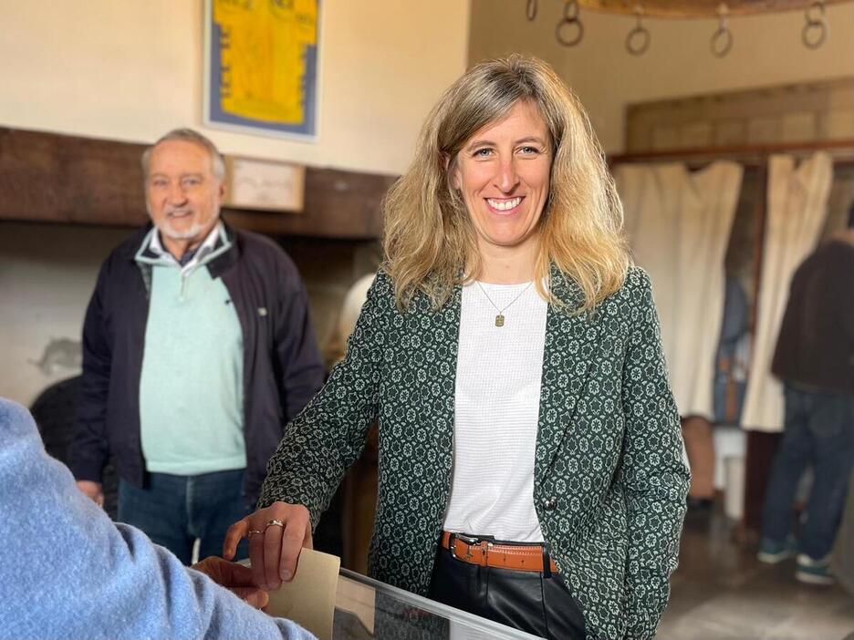 ... affronte Virginie Arhancet, candidate de la majorité sortante.