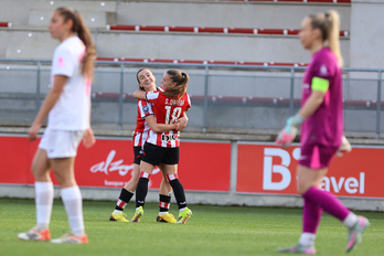 Azkona y Sara Ortega celebran un gol en el partido de Liga F entre Athletic y Madrid CFF en Lezama.