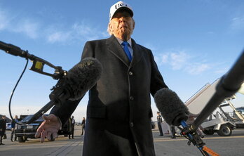 Donald Trump gesticula ante los medios antes de entrar en el avión presidencial.