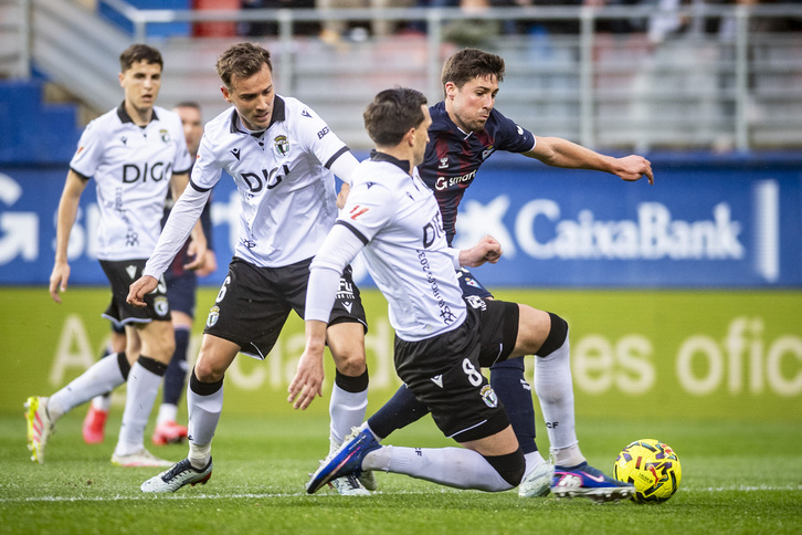Los atacantes armeros lo han tenido complicado con el buen trabajo defensivo del rival.