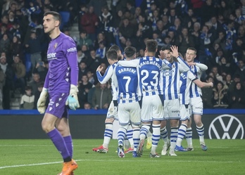 Los realistas celebran uno de sus goles con un abatido Herrera en primer plano.