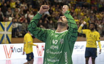Leo Maciel celebra un triunfo con el Bidasoa-Irun.