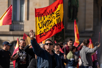 La parafernalia de Falange, desplegada en el centro de Gasteiz el 12-O.