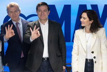 Feijóo y Mañueco escenifican este lunes su victoria en Castilla y León, aunque el resultado no haya sido el esperado, ante la mirada de Ayuso, algo distante.