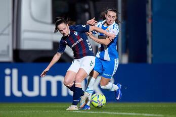 Garazi Facila pugna con Ona Baradad en el partido de Liga F entre Eibar y Espanyol en Barcelona.
