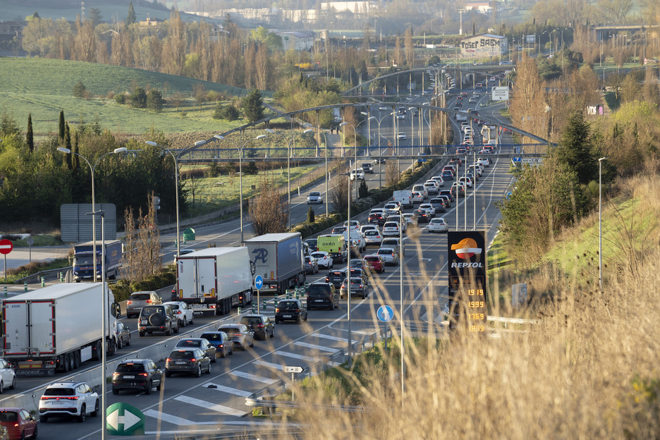 Auto pilaketak Landabengo Industrialdean.