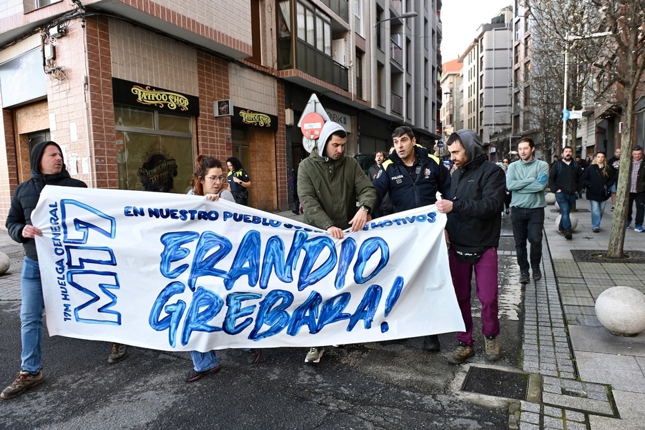 Tentsioa grebalarien eta udaltzainen artean Erandioko Astrabudua auzoan.