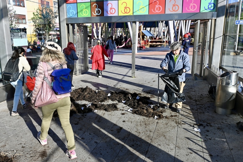 Simaurra bota dute Algortako metro geltokian.