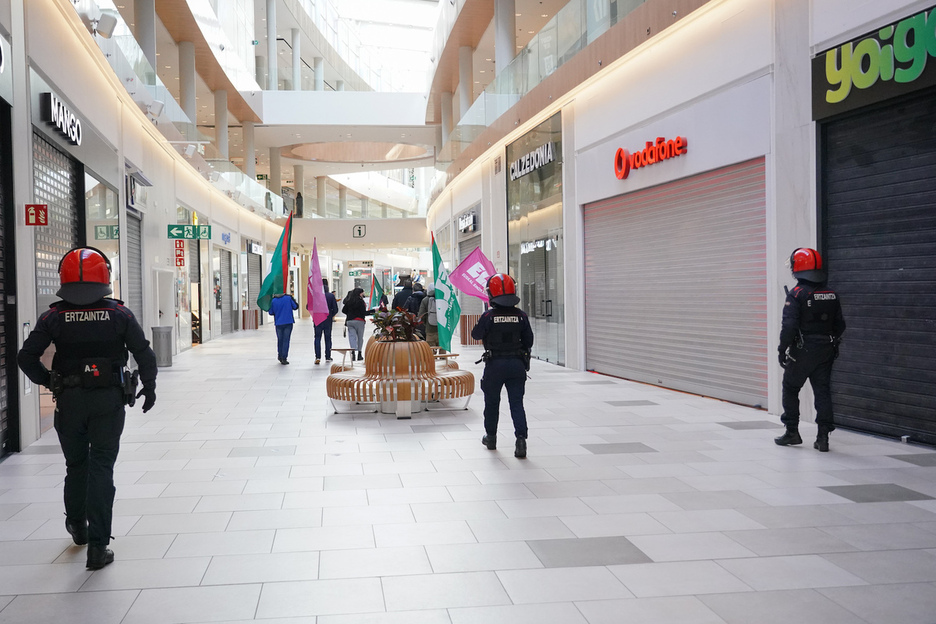 Piketeak Gasteizko Boulevard merkataritza zentroan.