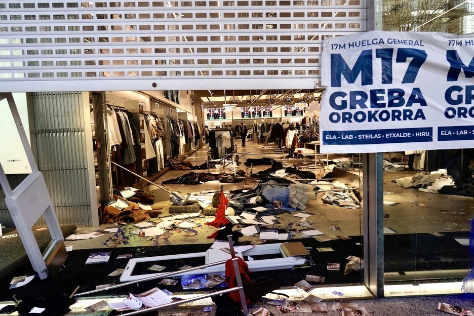 Horrela geratu da zabalik egon den Kale Nagusiko denda bat piketeak pasatu ostean.