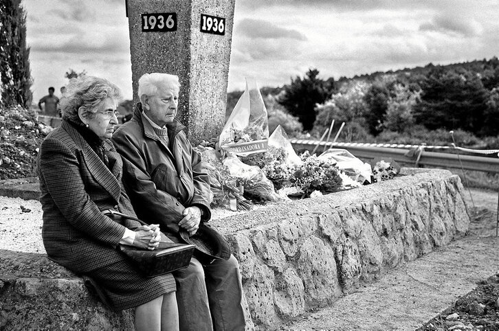 Miembros de la  Agrupación de Familiares de las Personas Asesinadas en los Montes de La Pedraja, en 2011. Sergi Bernal - Diputación de Araba-Ayuntamiento de Gasteiz