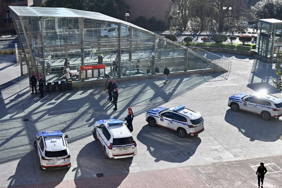Ertzaintzaren patruilak, Algortako metroaren sarbidea zaintzen.