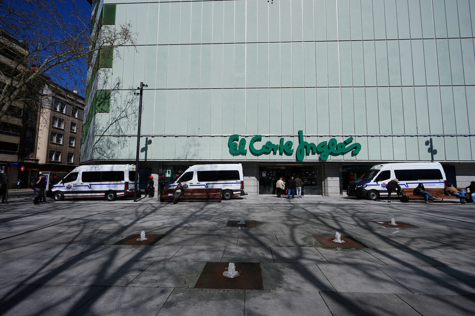 El Corte Ingles saltokia Gasteizen, Ertzaintzak ondo babestuta.