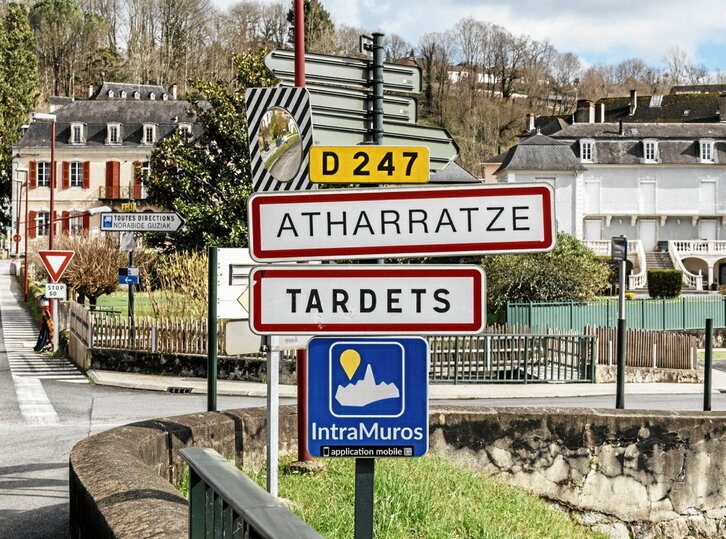 Euskara eskolan dezente hazi bada ere, indarra eta presentzia galdu ditu eguneroko bizimoduan.