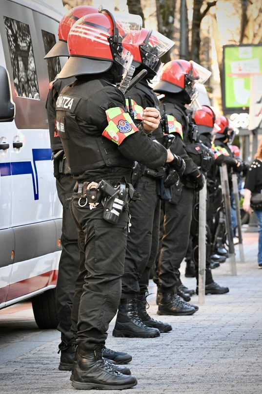 Ertzainas en la movilización vespertina de Bilbo.