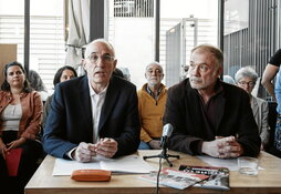 Iriart ezkerrean, eta, Etcheto eskuinean, atzo egindako prentsaurrekoan.