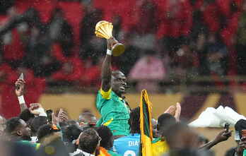 Sadio Mané sostiene la copa en la celebración tras la final.